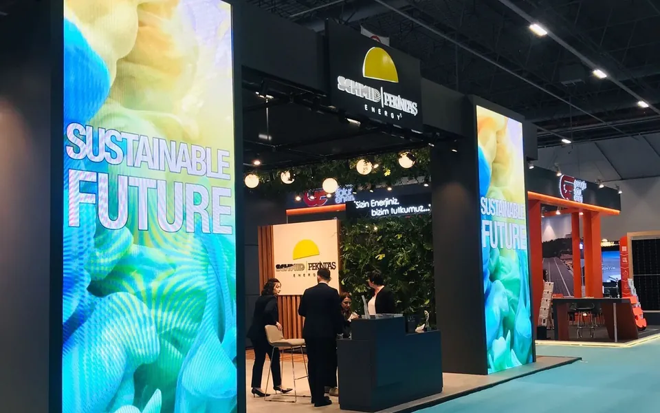 Hochformatige Indoor LED Videowände an einem Messestand