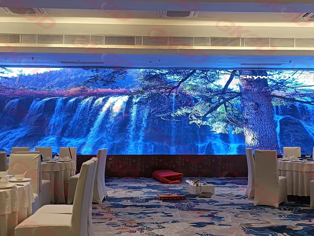 Breite Indoor LED Wand mit Wasserfall-Motiv in einem Bankettsaal