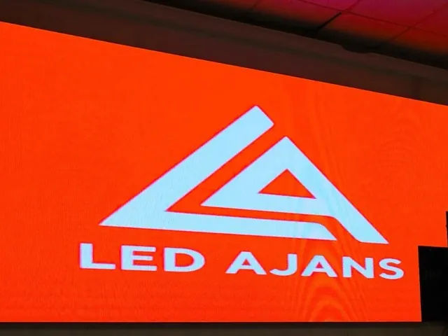 Große Indoor LED Wand zeigt das LED-Ajans-Logo in einem Veranstaltungssaal