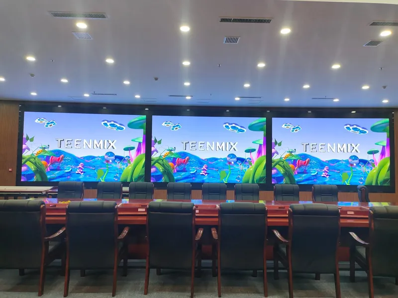 Drei LED Displays in einem Konferenzraum eines Unternehmens