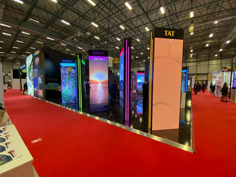 LED Stelen und LED Poster auf einem Messestand