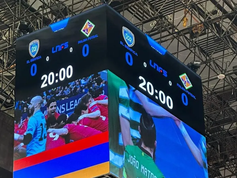 LED Videowürfel mit Spielstand über dem Spielfeld einer Sporthalle