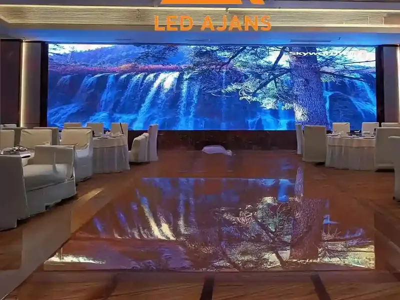 Breite LED Wand für Events in einem Hotel-Festsaal