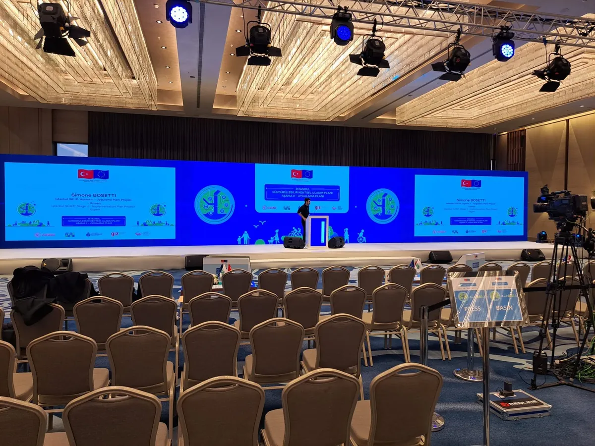 Mehrere Indoor LED Videowände auf einer Konferenzbühne mit Bühnenlicht – Installation von LED Ajans
