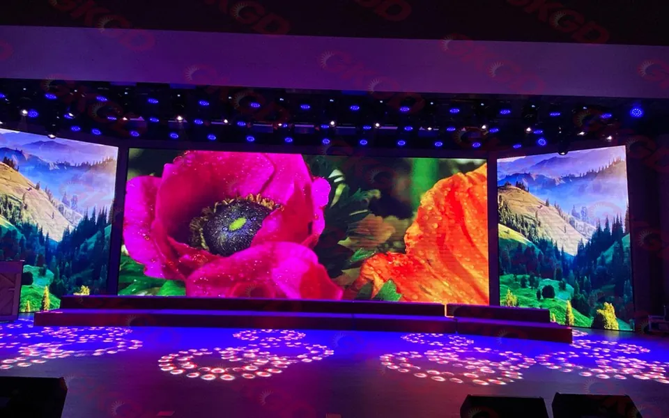 LED Bühnenwand mit seitlichen LED Screens bei einem Event – LED Wand mieten