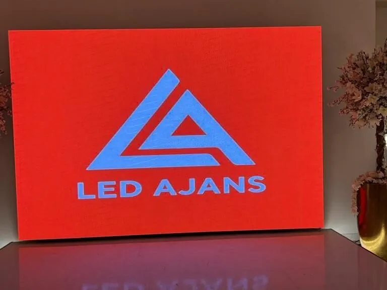 LED Werbedisplay mit Markenlogo für Einzelhandel und Werbung