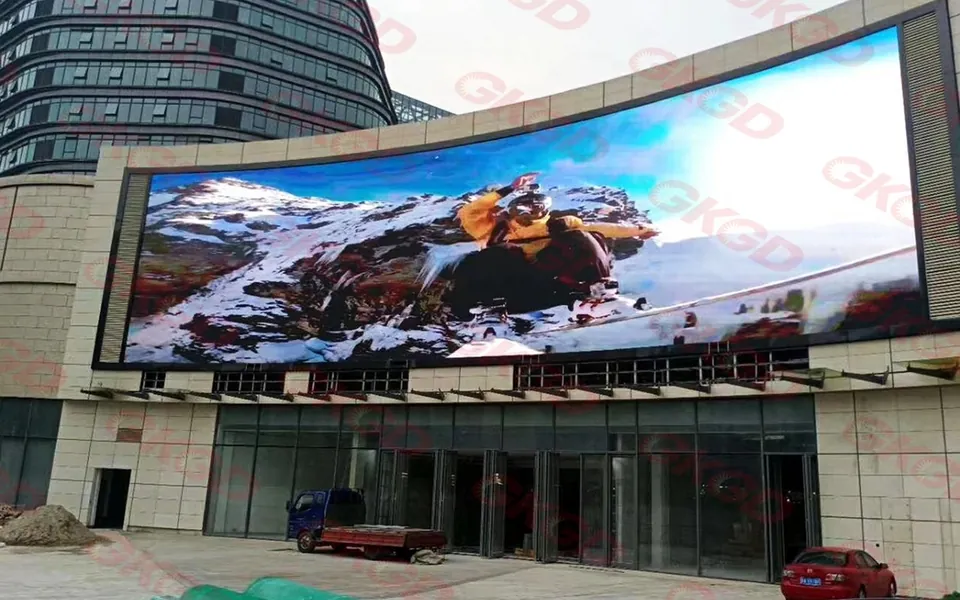 Gebogenes Outdoor LED Display als LED Werbetafel an einer Gebäudefassade